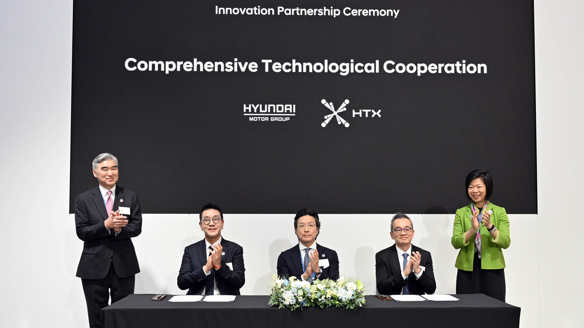 ‘모빌리티 협력을 바탕으로 한 혁신 기술 협력 업무협약(MOU)’ 행사 참가자들이 박수를 치고 있다. (왼쪽부터 성 김 현대자동차그룹 전략기획담당 사장, 박현성 현대자동차그룹 싱가포르 글로벌 혁신센터 법인장, 김일범 현대자동차그룹 GPO 부사장, 찬 샨(Chan Tsan) HTX 청장, 심 앤(Sim Ann) 싱가포르 외교부 및 내무부 선임국무장관)