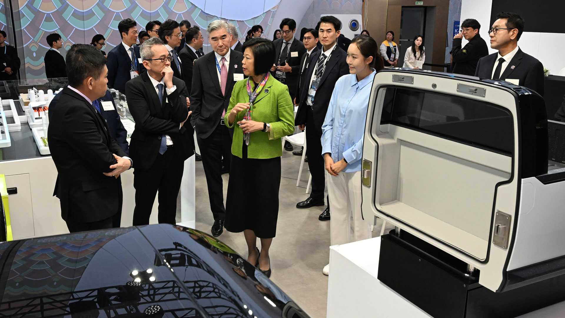 ‘모빌리티 협력을 바탕으로 한 혁신 기술 협력 업무협약(MOU)’ 행사 참가자들이 경주엑스포대공원 내 ‘K-테크 쇼케이스’ 현대자동차그룹관에서 기아 PBV 등 현대자동차그룹의 전시물을 관람하고 있다. (왼쪽 두번째부터 찬 샨(Chan Tsan) HTX 청장, 성 김 현대자동차그룹 전략기획담당 사장, 심 앤(Sim Ann) 싱가포르 외교부 및 내무부 선임국무장관)-1