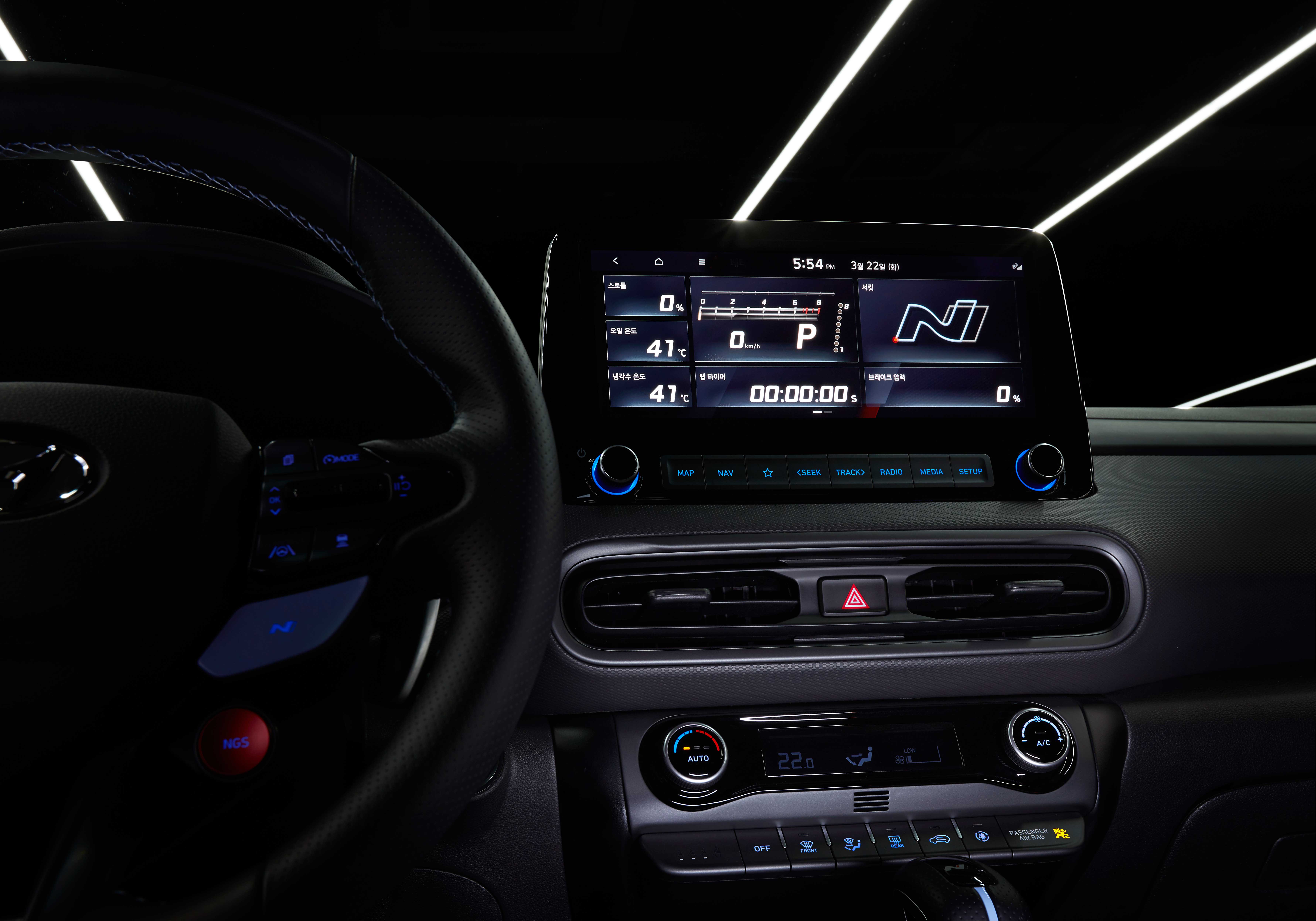 코나 N 스티어링 휠과 센터페시아