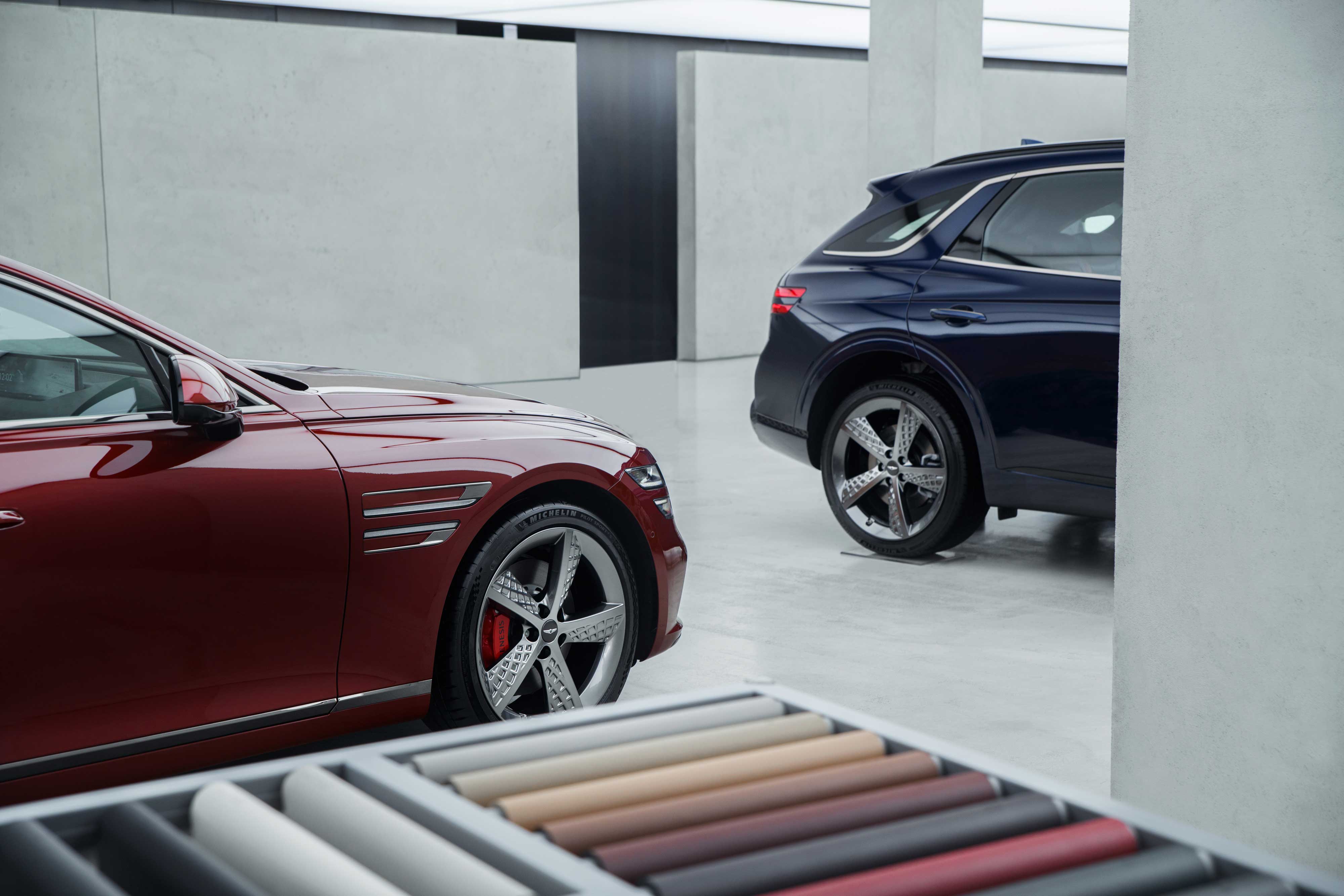 제네시스 G80 세단 측면과 GV80 SUV 측면