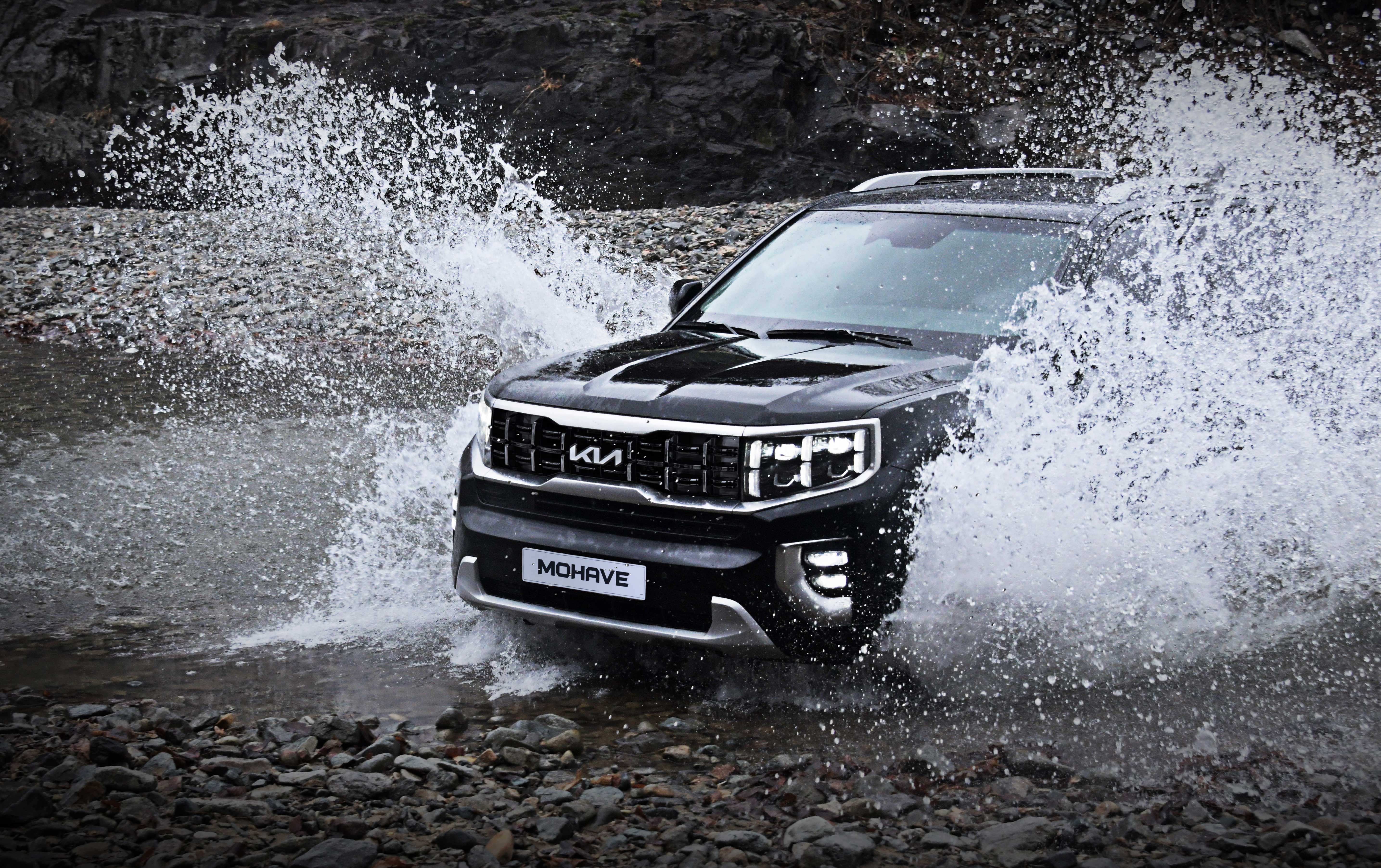 험로 주행하는 모하비 좌측 전측면