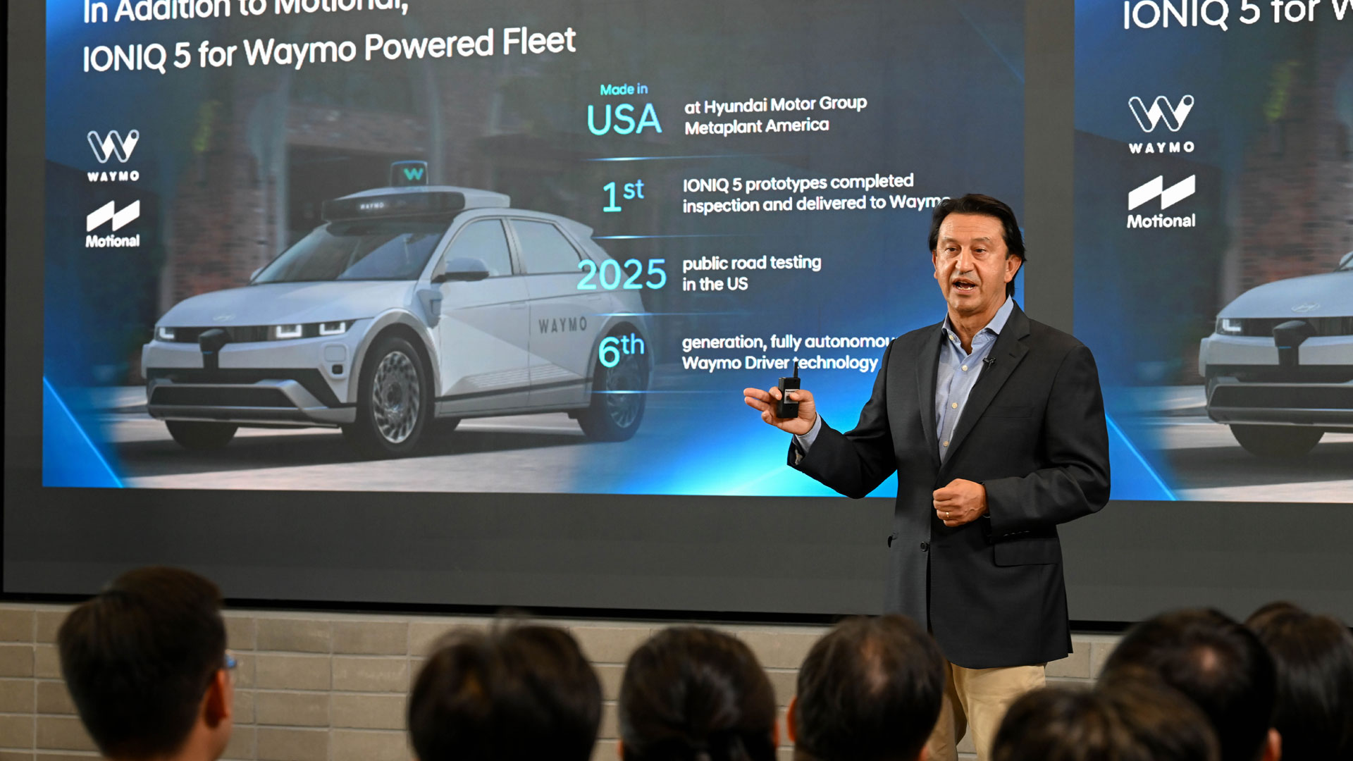 호세 무뇨스 사장이 타운홀 미팅에서 메시지를 전달하는 모습-2