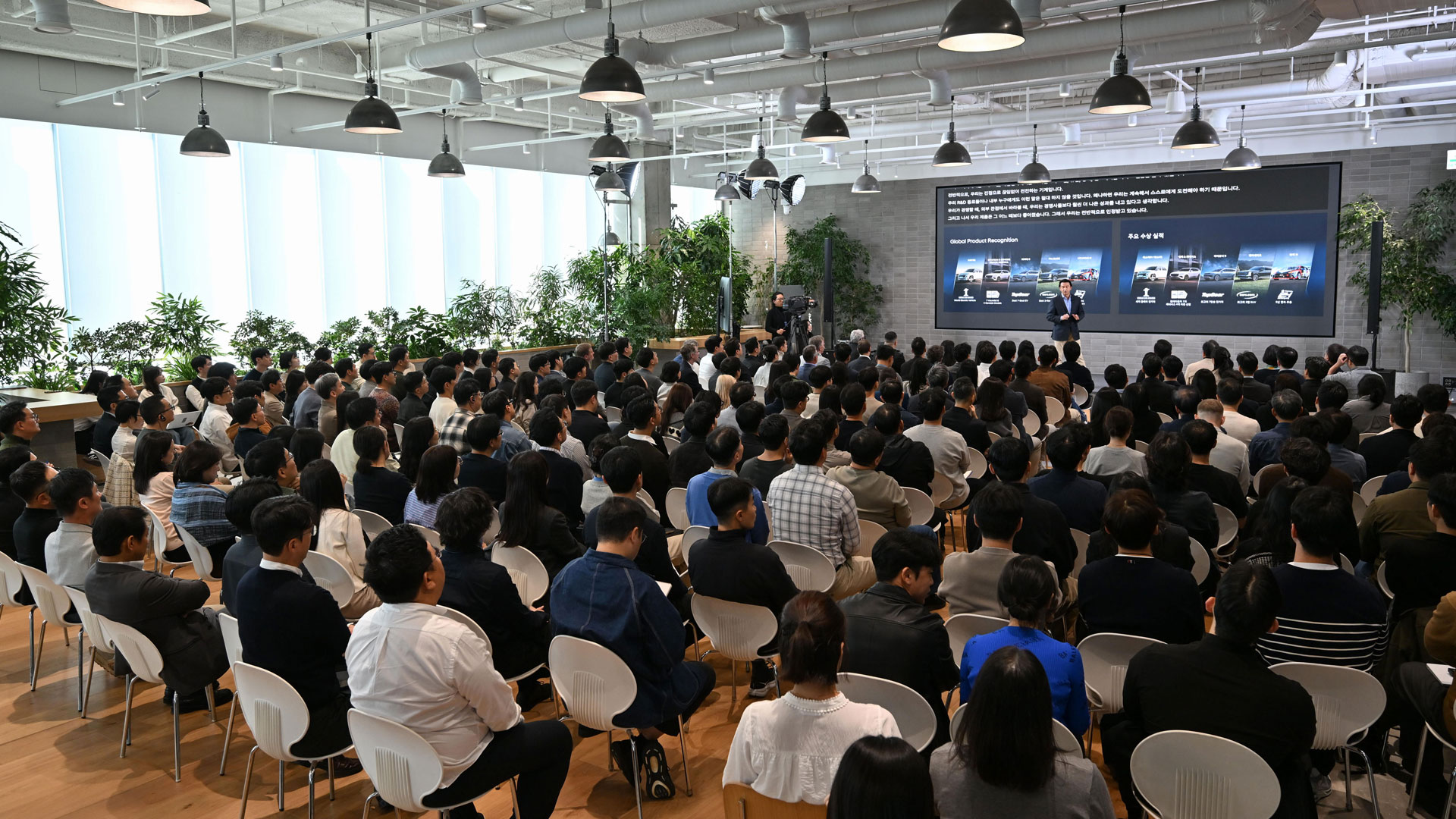 호세 무뇨스 사장이 타운홀 미팅에서 메시지를 전달하는 모습-4