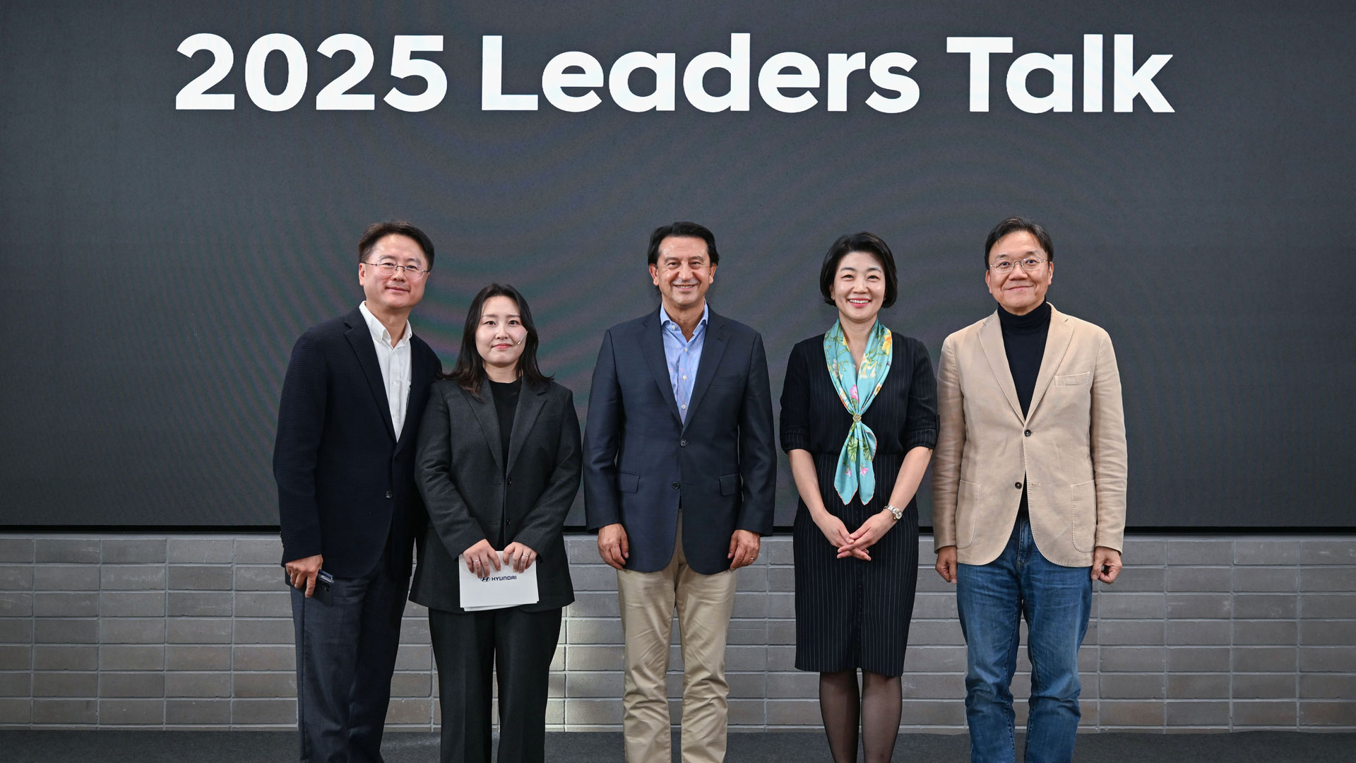 (왼쪽부터) 글로벌사업관리본부 이영호 부사장, 국내사업전략팀 김혜림 책임매니저(사회자), 호세 무뇨스 사장, HR본부 김혜인 부사장, 전동화에너지솔루션담당 김창환 부사장이 기념 촬영을 하고 있는 모습