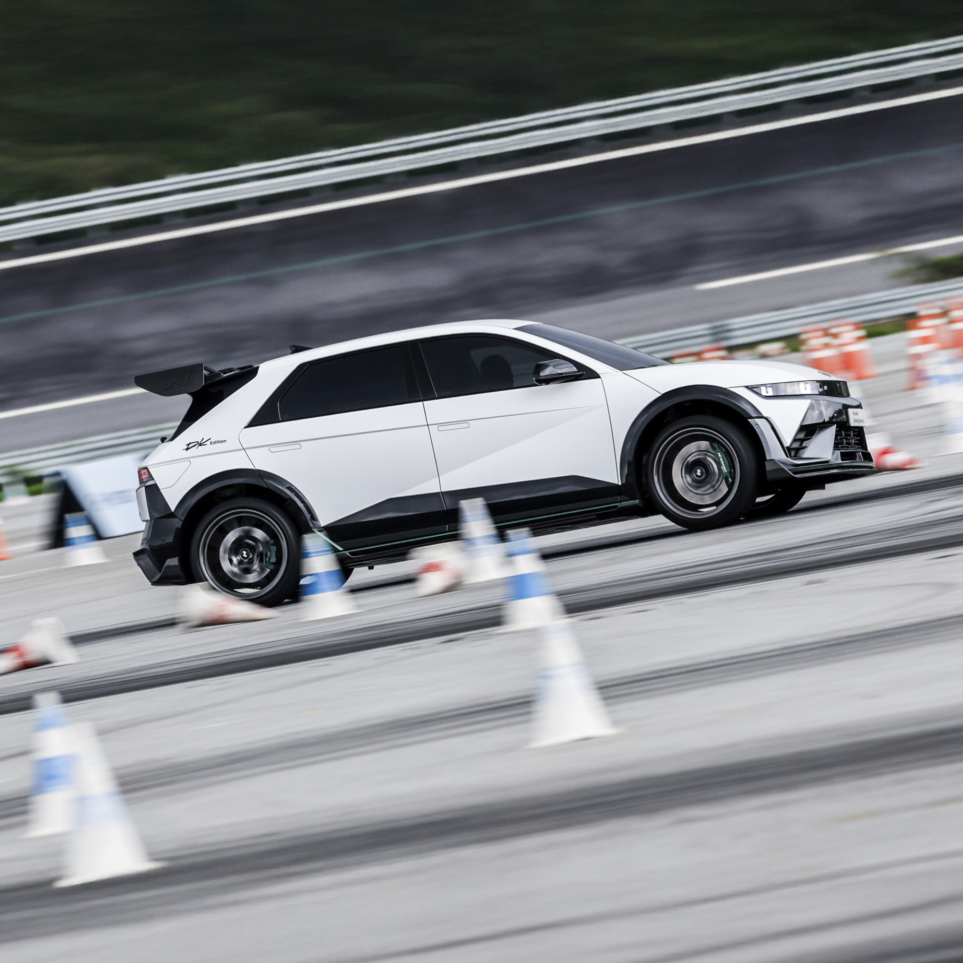 아이오닉 5 N DK 에디션이 주행하는 모습