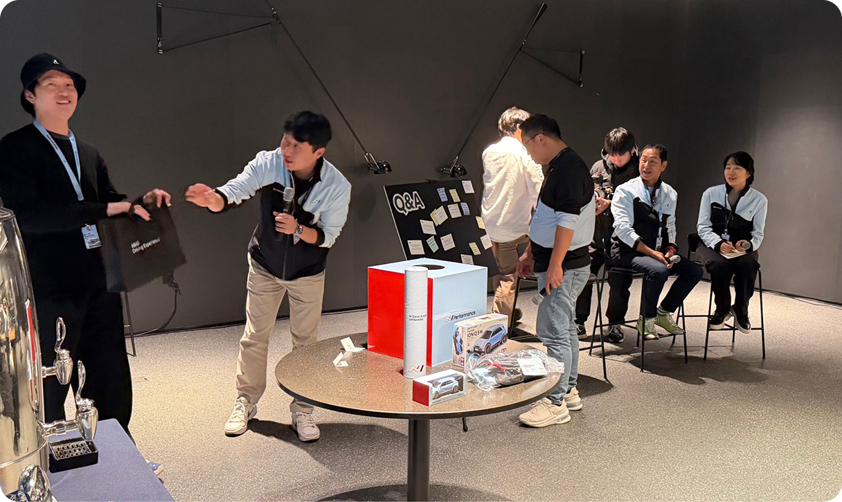 츠치야 케이치와 함께 Q&A 세션을 진행하는 모습