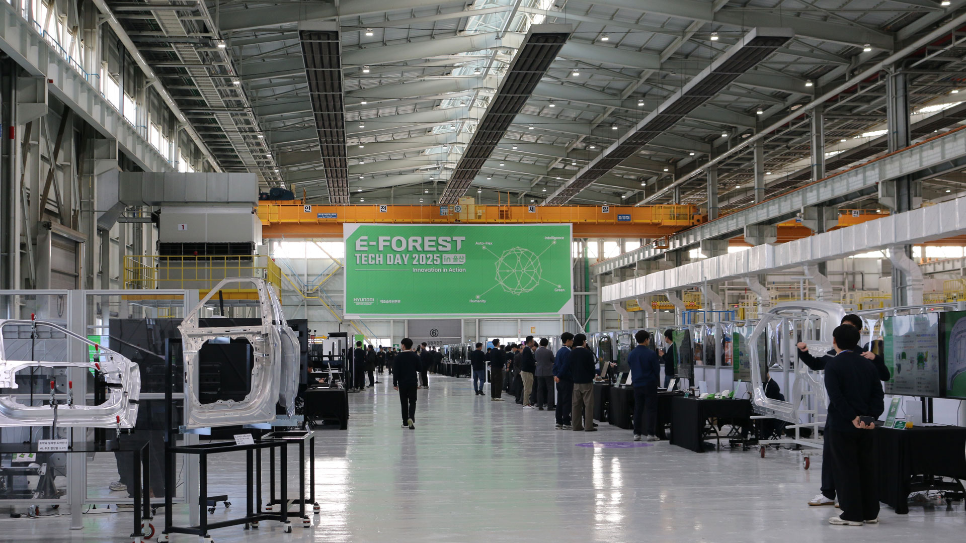 울산에서 진행된 177개 혁신 제조기술 전시 현장과 첨단 기술을 체험하는 참관객들의 모습
