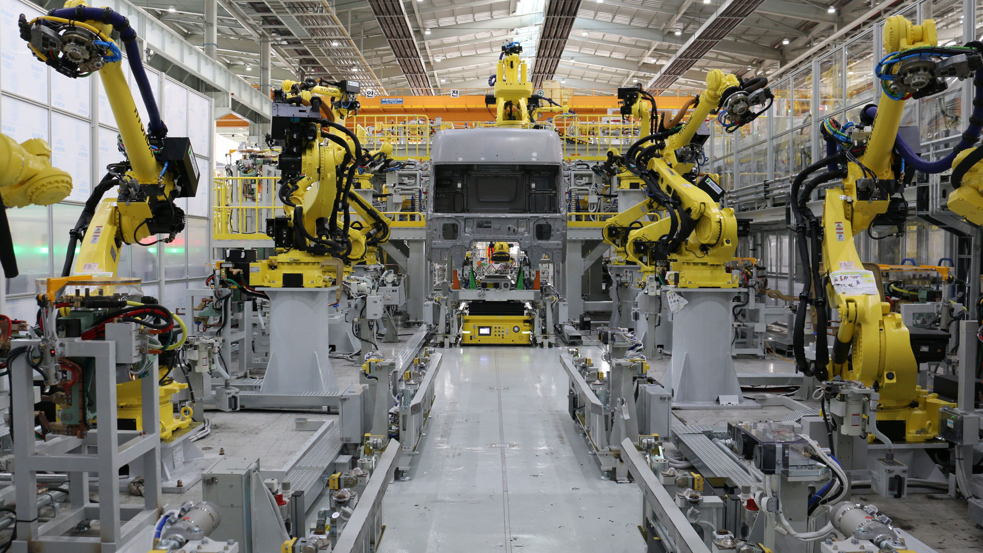 ‘고가반 로봇 활용 AGV 차체 라인’은 기존의 기계식 셔틀 대신 무인 운반차(AGV)