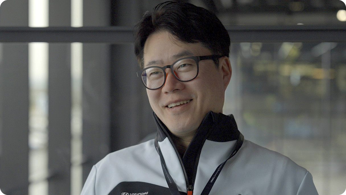 인터뷰 질문에 답변 중인 정지용 책임연구원