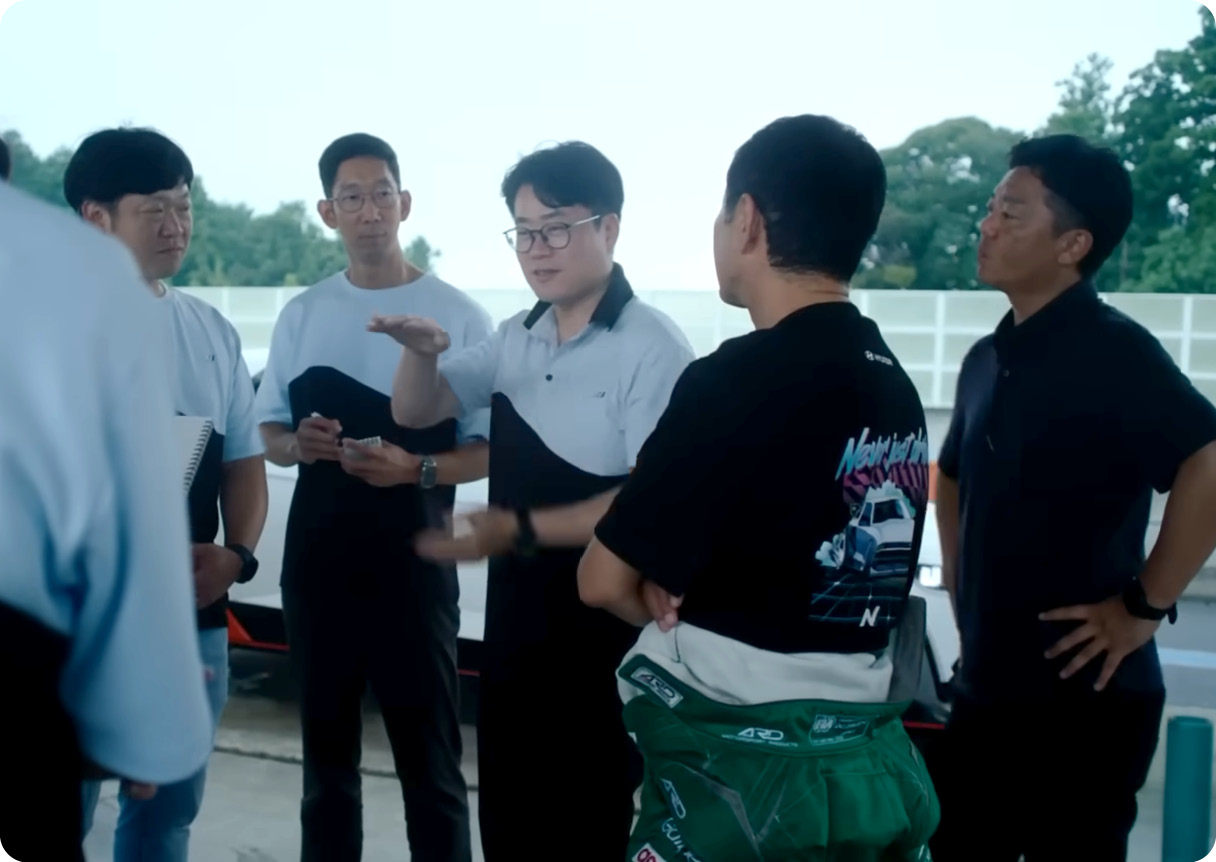 정지용 책임연구원이 차량 엔지니어들과 이야기를 나누고 있다