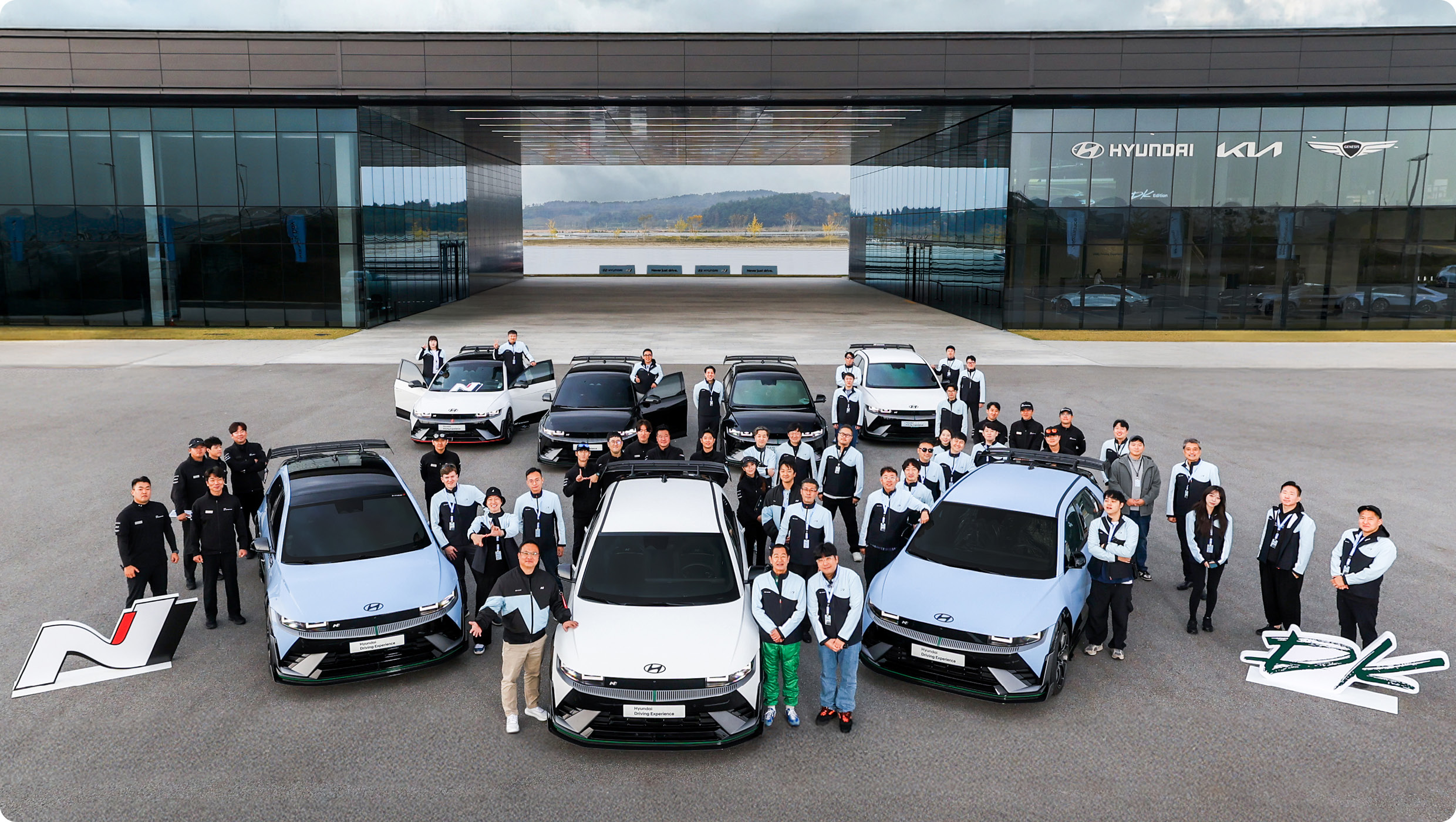 DK 트랙데이 행사 관계자와 현대차 연구원들의 단체로 모여 카메라를 바라보고 있다