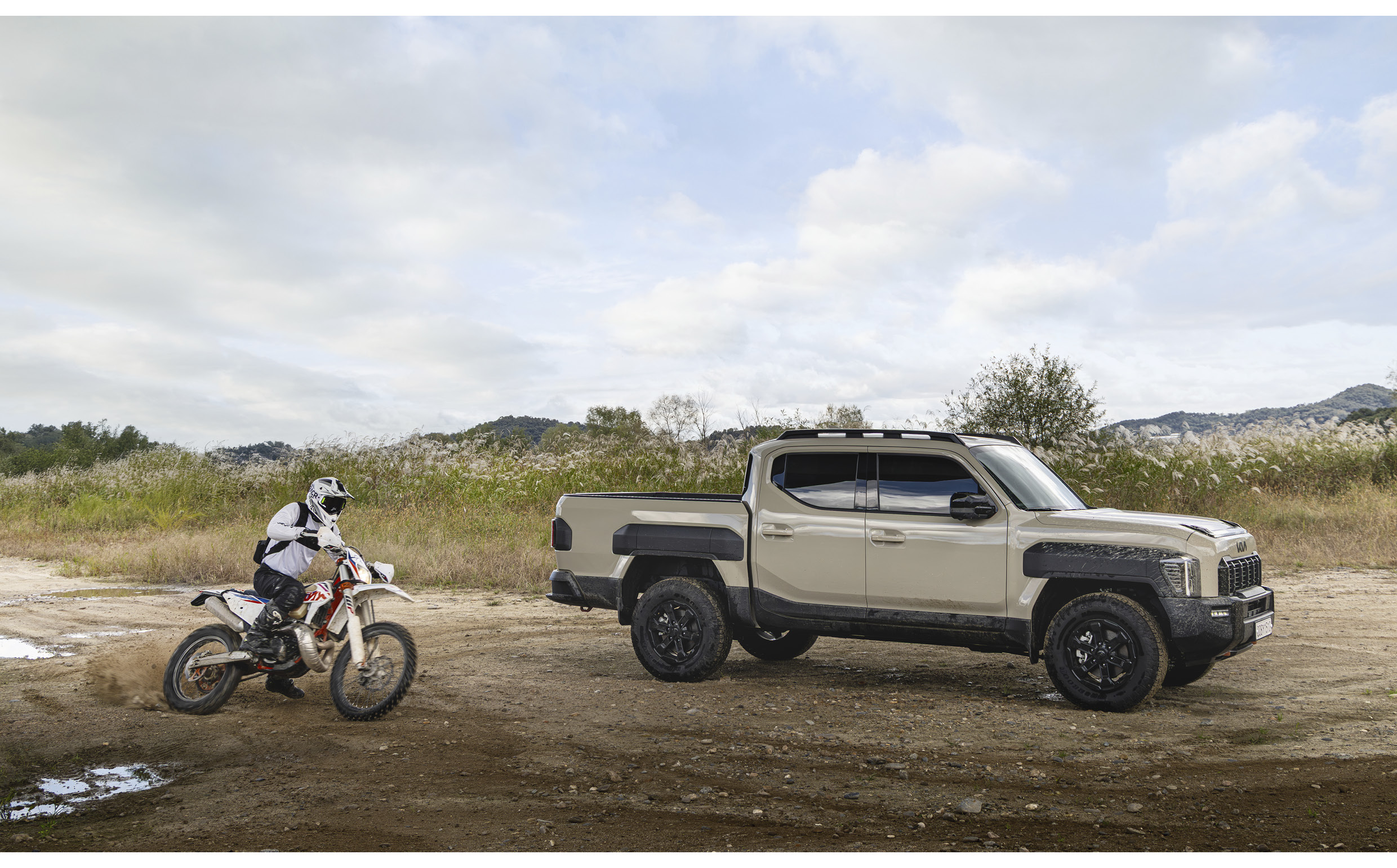 타스만과 산악 바이크의 주행 모습