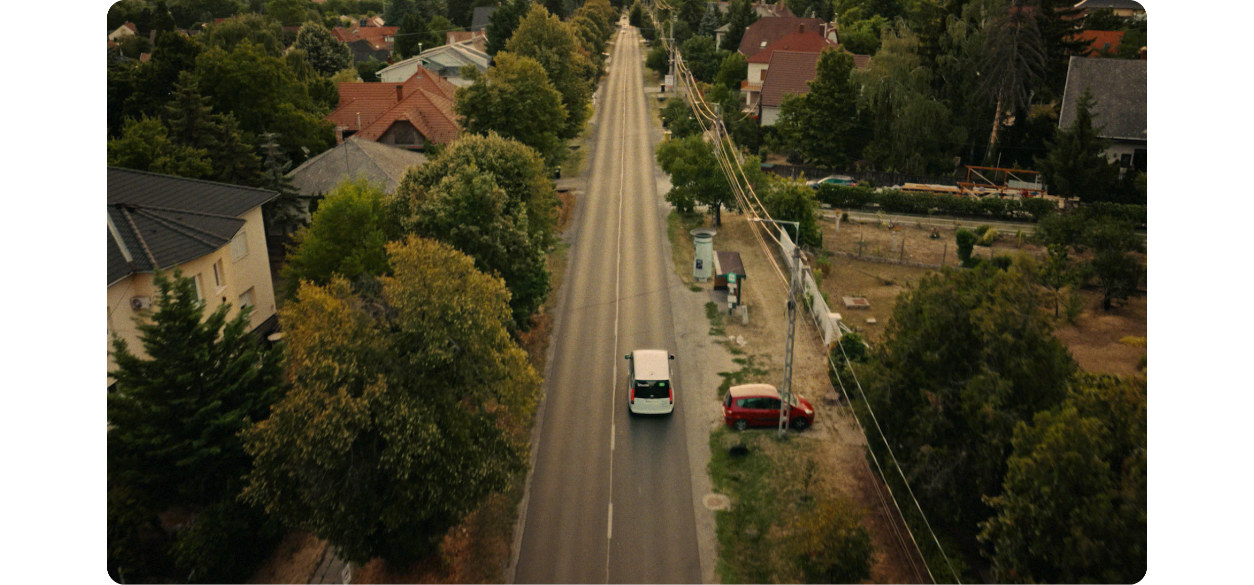 셔클 차량이 괴될뢰 시내를 달리는 모습