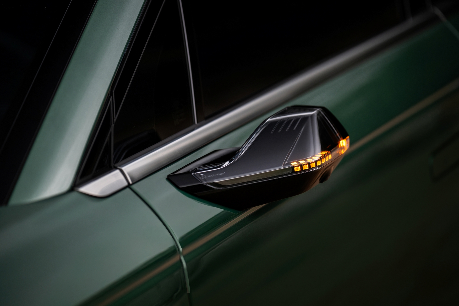 황금빛 단풍길을 따라 가을 풍경 속으로 아이오닉 9과 고요한 가을 여정을 시작해보세요_사이드미러