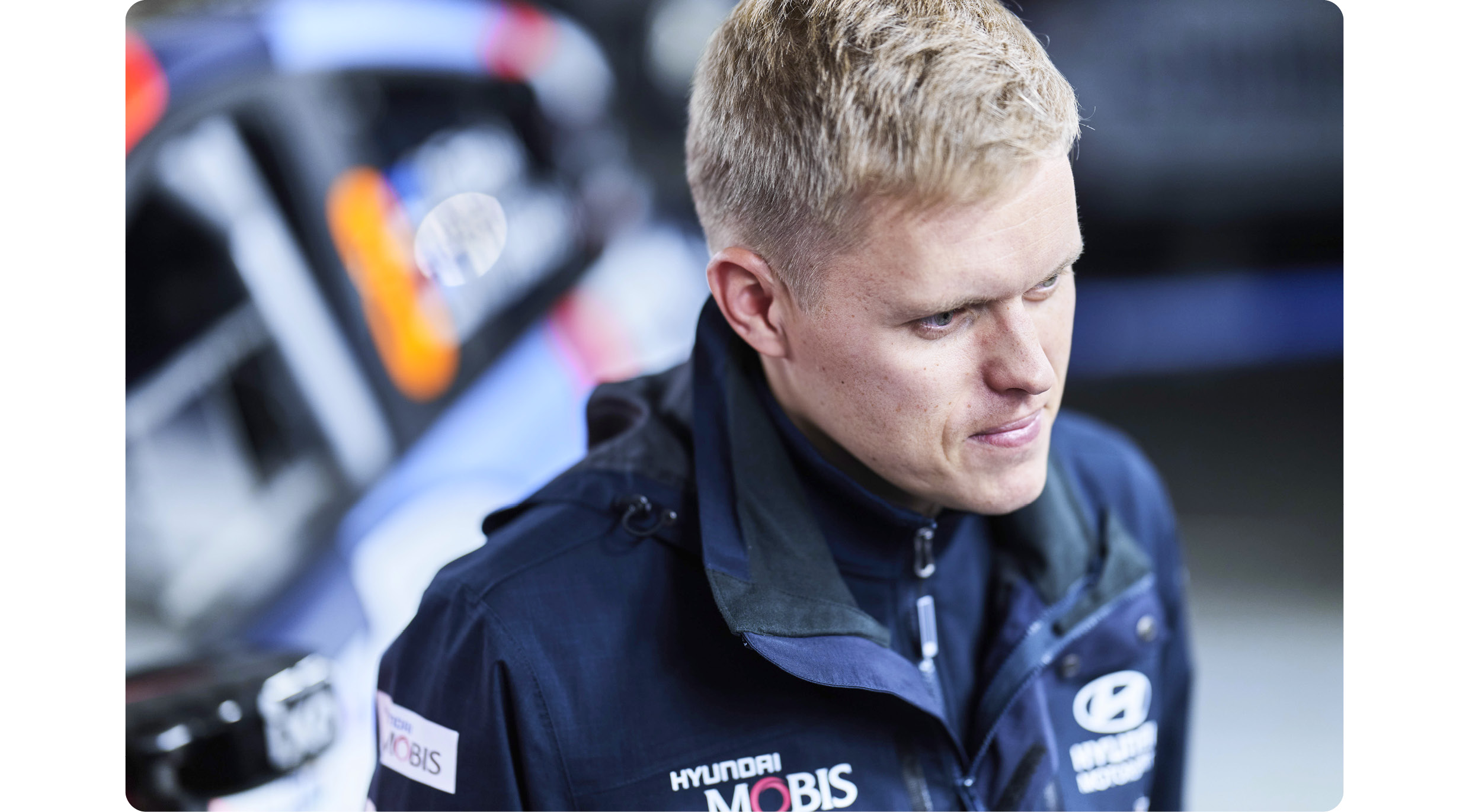 오트 타낙이 먼 곳을 응시하는 모습