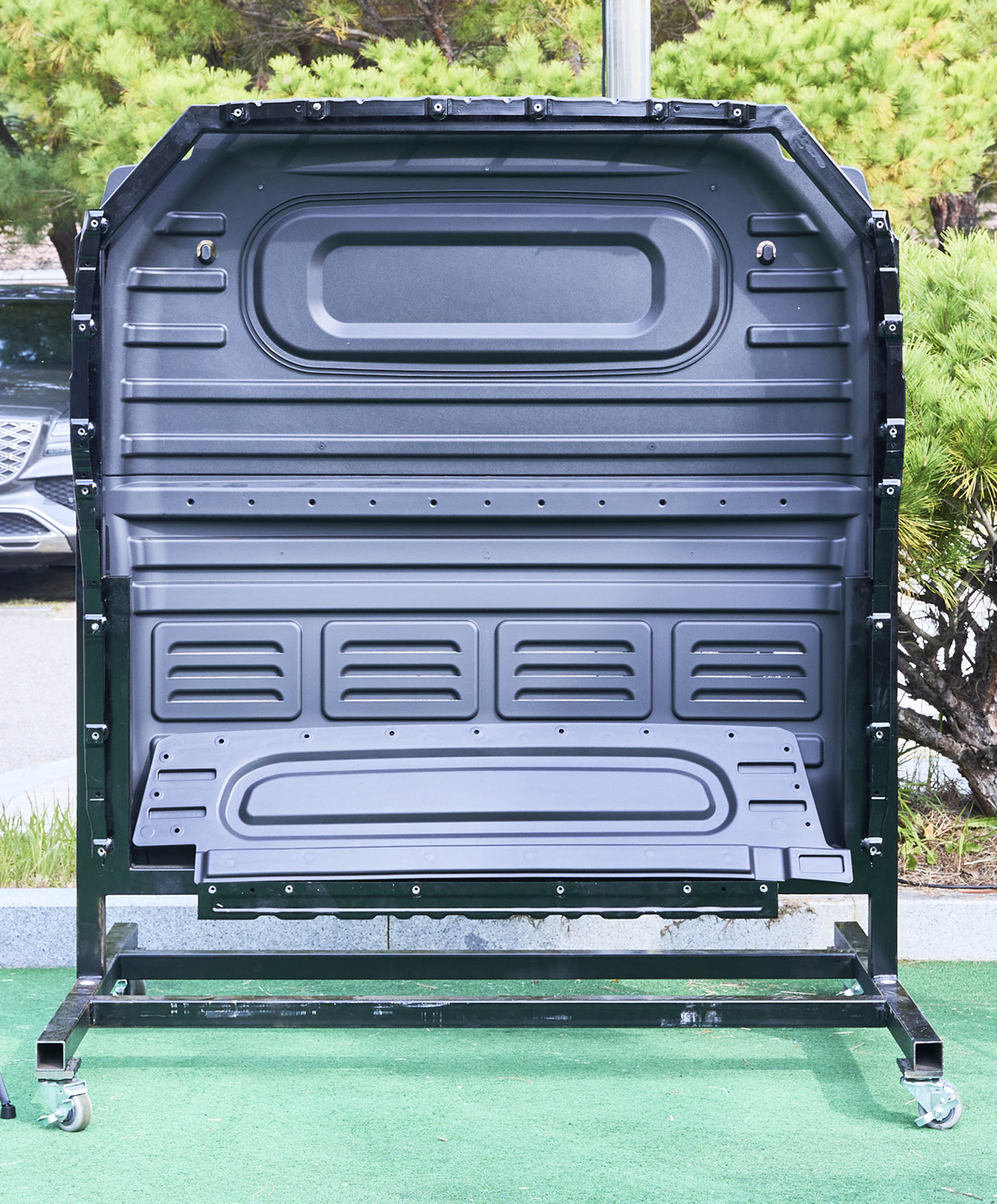 PV5 카고 모델 적용 복합재 격벽 부품 전시