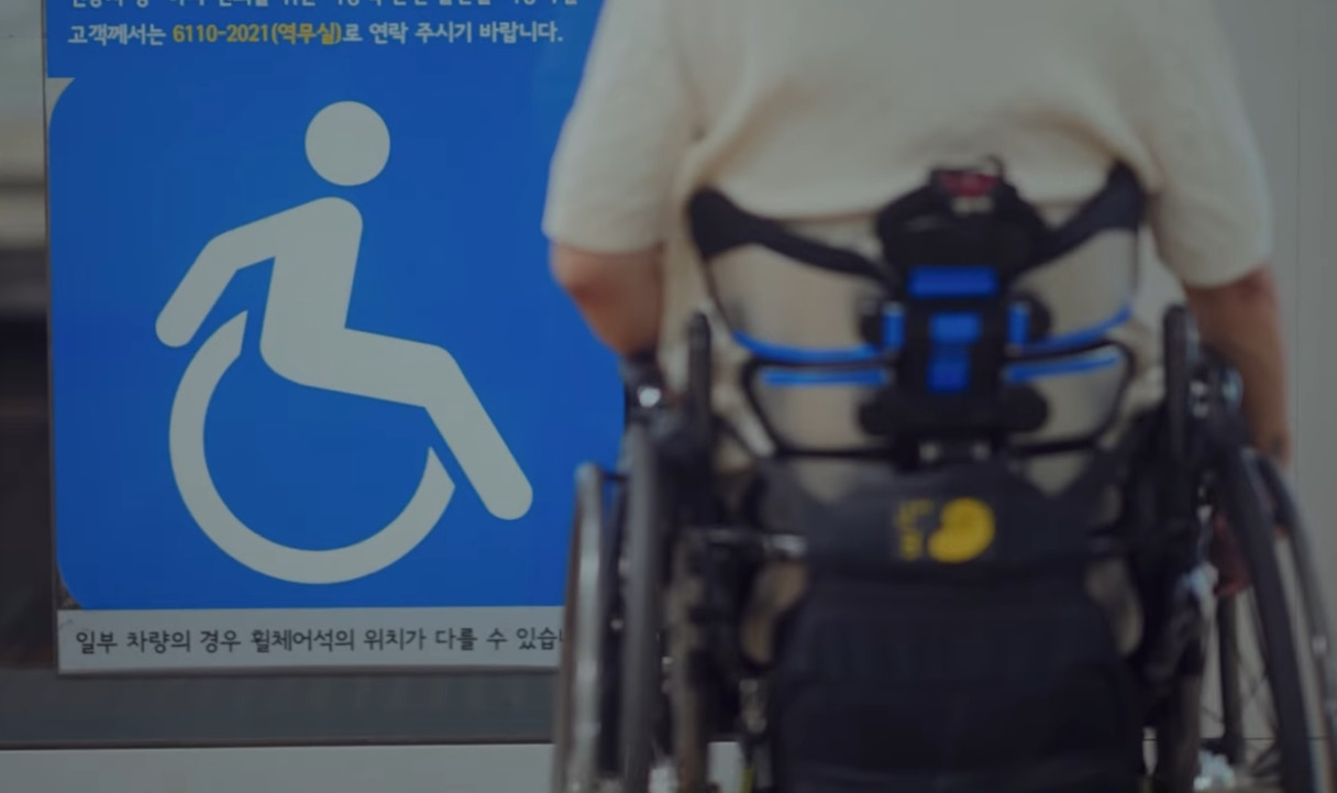 지하철 교통약자와 휠체어 안내표지의 모습
