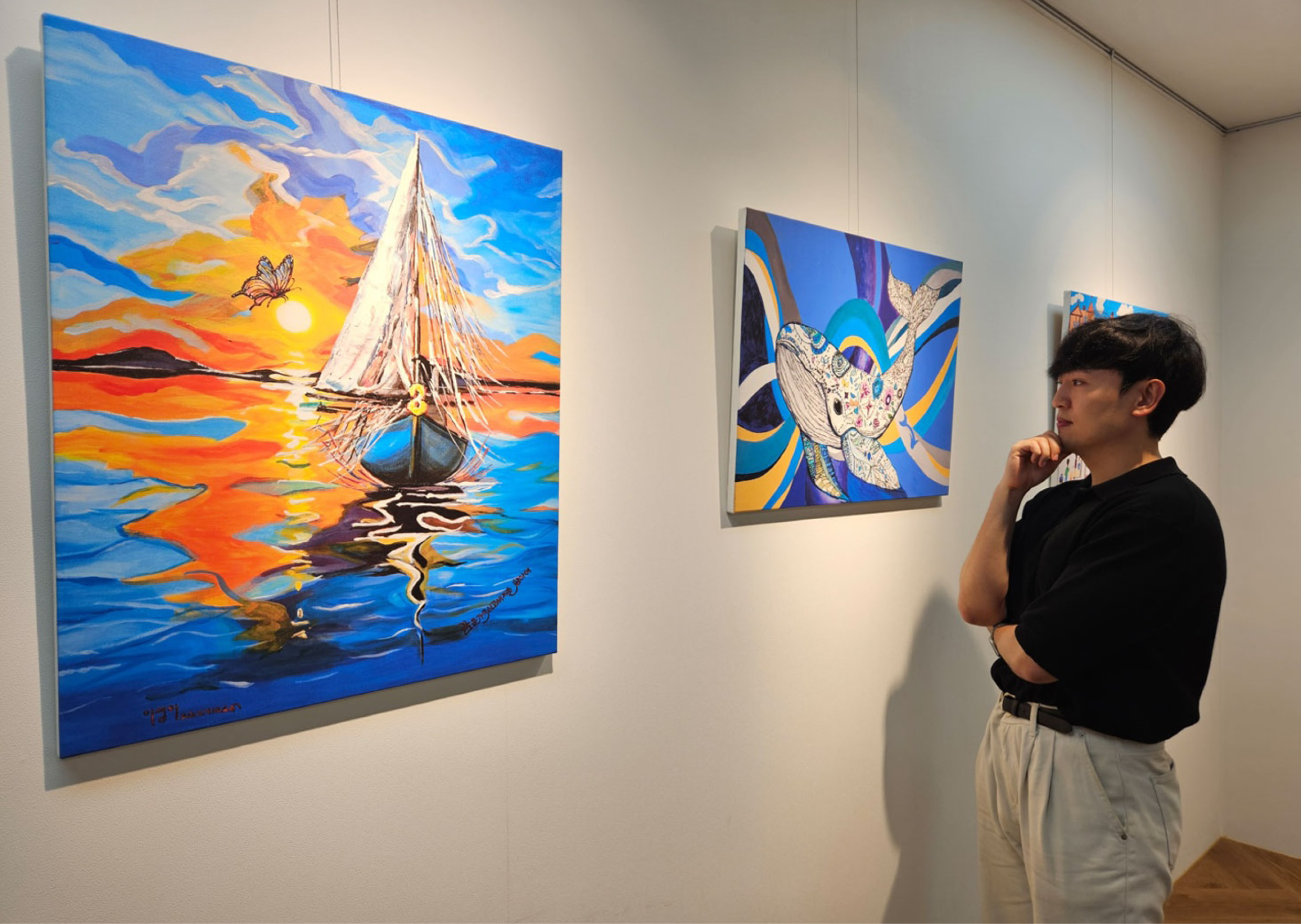 장애인 미술작가들의 그림이 전시된 모습