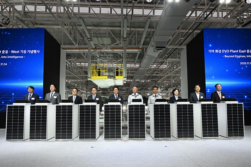 기아 화성 EVO Plant East 준공식과 West 기공식에 참석한 주요 인사들. (왼쪽부터) 문성준 현대기아협력회 회장, 정명근 화성시장, 김동연 경기도지사, 문신학 산업통상부 1차관, 김민석 국무총리, 정의선 현대자동차그룹 회장, 송호성 기아 사장, 송옥주 의원 (더불어민주당), 이준석 의원 (개혁신당), 정정훈 한국자산관리공사(캠코) 사장