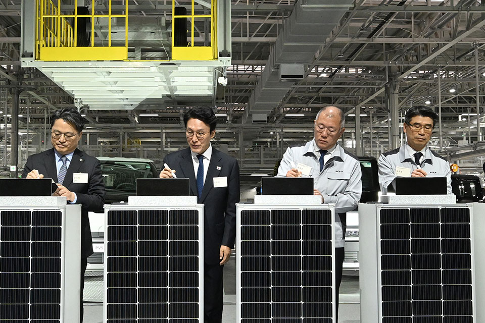 기아 화성 EVO Plant East 준공식과 West 기공식에 참석한 주요 인사 (왼쪽부터) 문신학 산업통상부 1차관, 김민석 국무총리, 정의선 현대자동차그룹 회장, 송호성 기아 사장