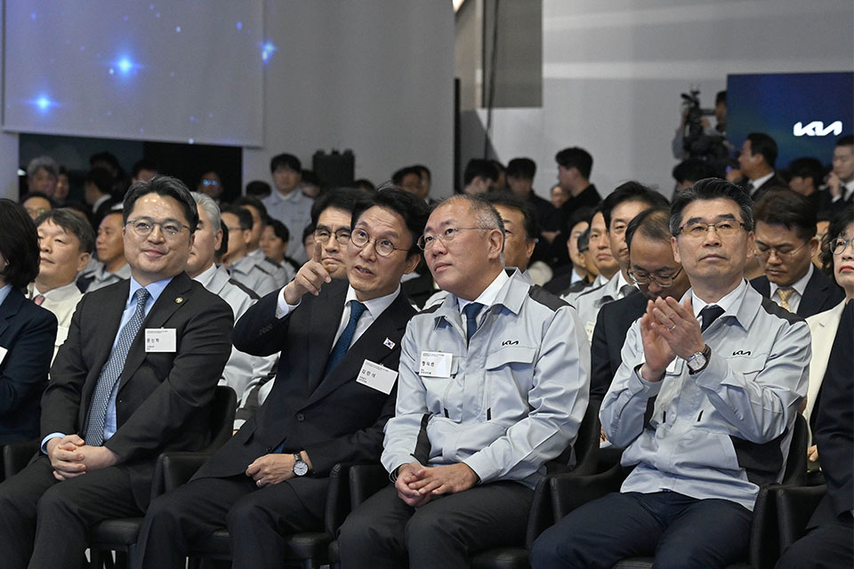 기아 화성 EVO Plant East 준공식과 West 기공식에 참석한 김민석 국무총리(왼쪽에서 두번째)와 정의선 현대차그룹 회장이 대화를 나누고 있다.