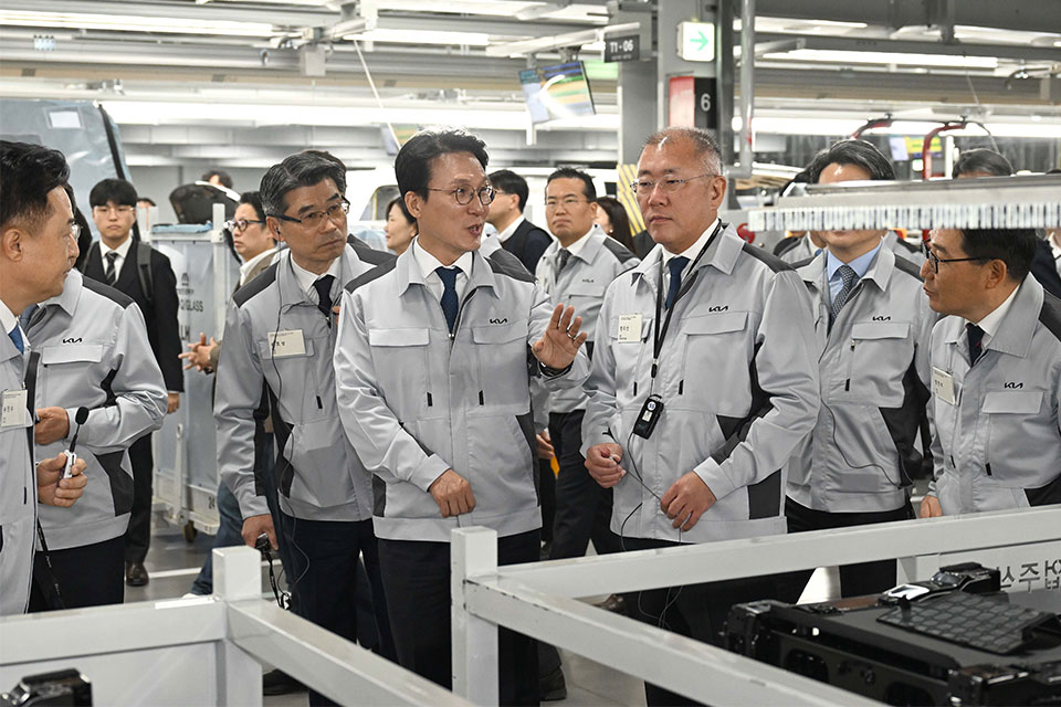 김민석 국무총리(가운데)와 정의선 현대차그룹 회장이 기아 화성 EVO Plant East 생산 현장을 둘러보고 있다.