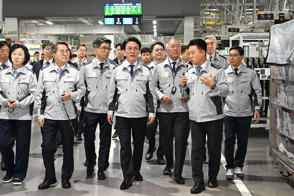 김민석 국무총리(가운데)와 정의선 현대차그룹 회장이 기아 화성 EVO Plant East 생산 현장을 둘러보고 있다.