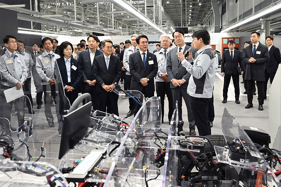 김민석 국무총리(가운데)와 정의선 현대차그룹 회장 등 주요 인사들이 기아 화성 EVO Plant East 준공식과 West 기공식에서 PV5 등 전시물을 둘러보고 있다.