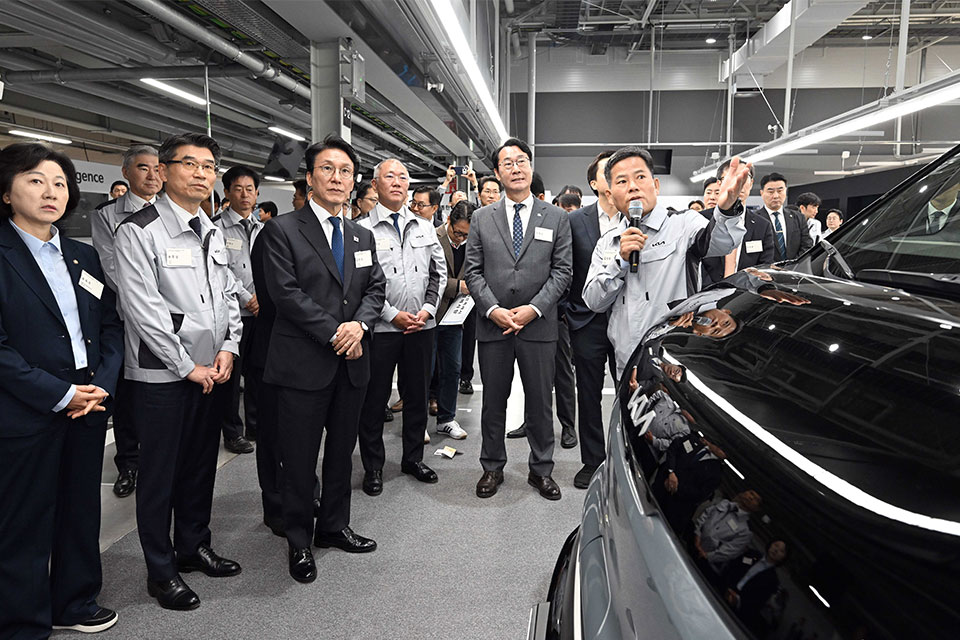 김민석 국무총리(가운데)와 정의선 현대차그룹 회장 등 주요 인사들이 기아 화성 EVO Plant East 준공식과 West 기공식에서 PV5 등 전시물을 둘러보고 있다.