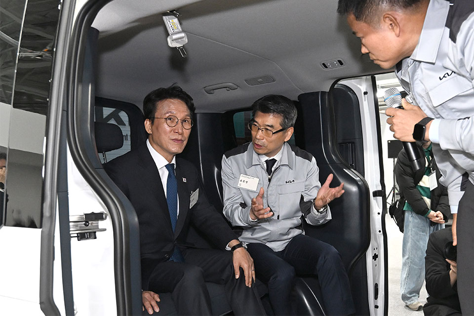 김민석 국무총리(가운데)와 정의선 현대차그룹 회장 등 주요 인사들이 기아 화성 EVO Plant East 준공식과 West 기공식에서 PV5 등 전시물을 둘러보고 있다.