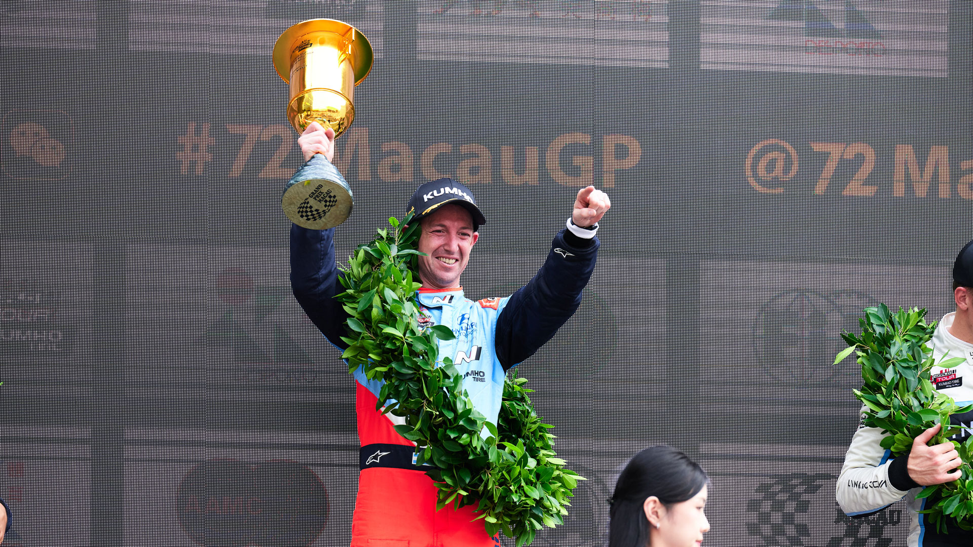 '2025 TCR 월드투어' 마카오 대회를 마치고 BRC 현대 N 스쿼드라 코르세(Squadra Corse) 팀 소속 선수들과 스태프들이 2025 시즌을 마무리하며 기념 촬영을 하고 있는 모습