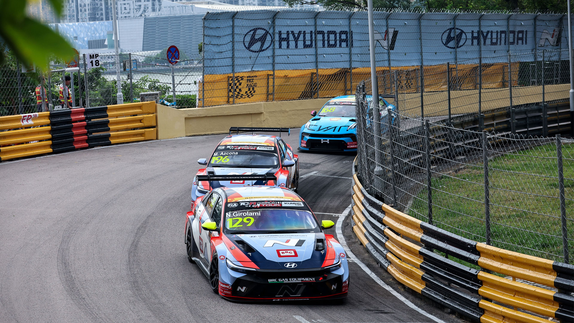 11월 13~16일 열린 '2025 TCR 월드투어' 마카오 대회에서 현대자동차 '더 뉴 엘란트라 N TCR(국내명 더 뉴 아반떼 N TCR)'이 주행하고 있는 모습