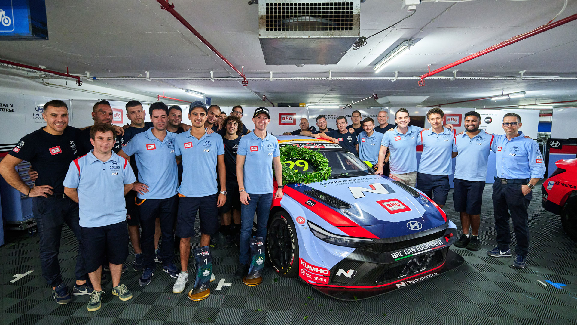 '2025 TCR 월드투어' 마카오 대회를 마치고 BRC 현대 N 스쿼드라 코르세(Squadra Corse) 팀 소속 선수들과 스태프들이 2025 시즌을 마무리하며 기념 촬영을 하고 있는 모습