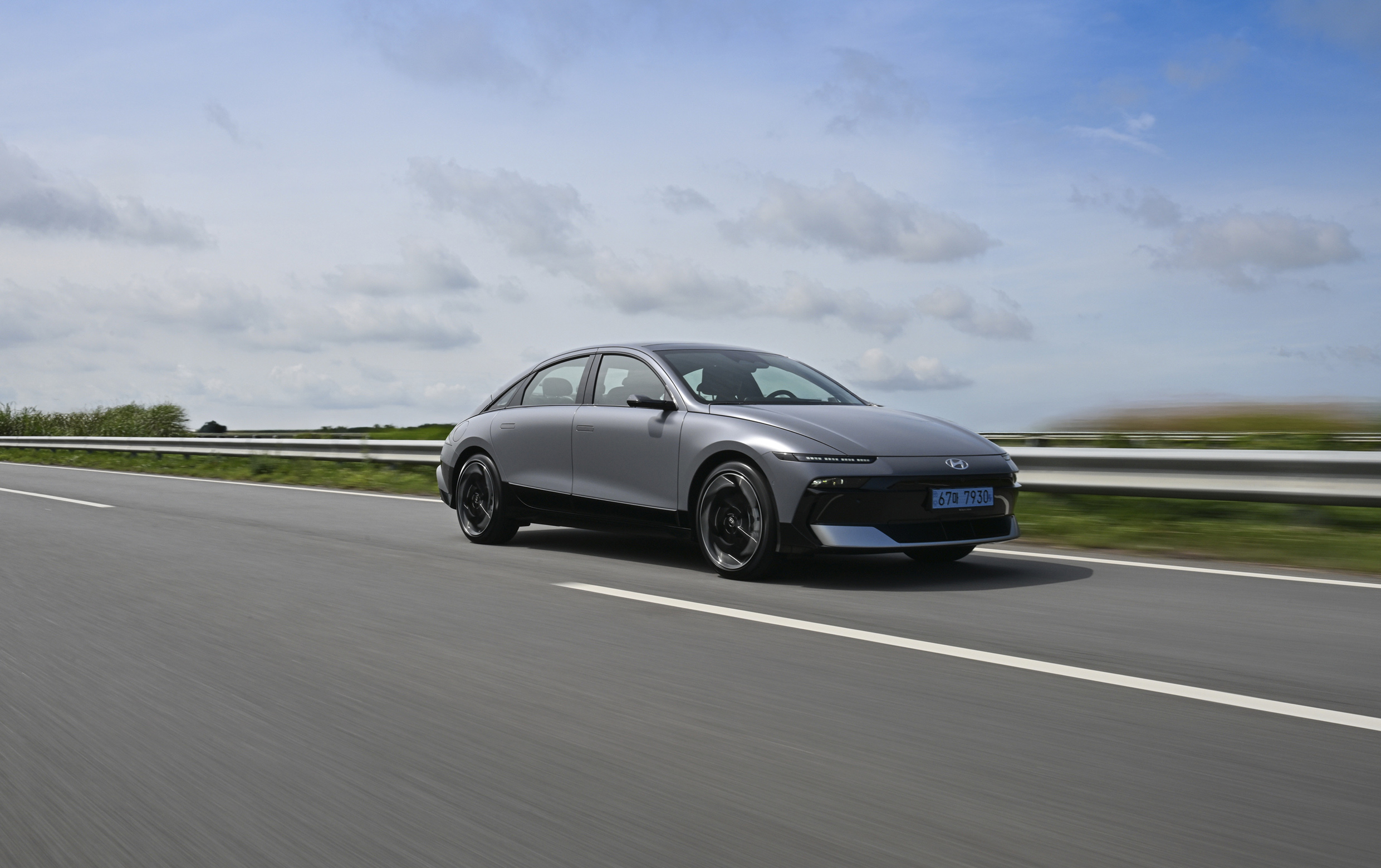 아이오닉 6 주행 모습