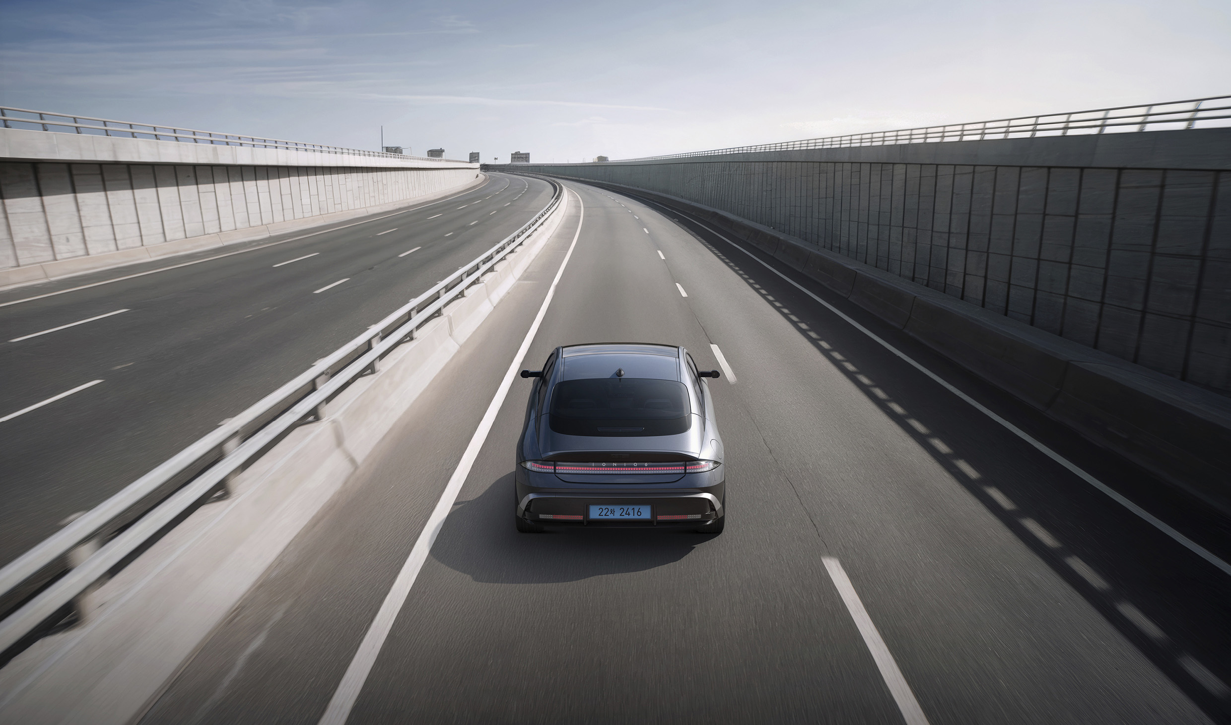 아이오닉 6의 주행 모습