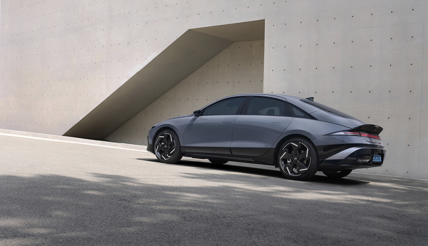 아이오닉 6가 도로 위에 서 있는 모습