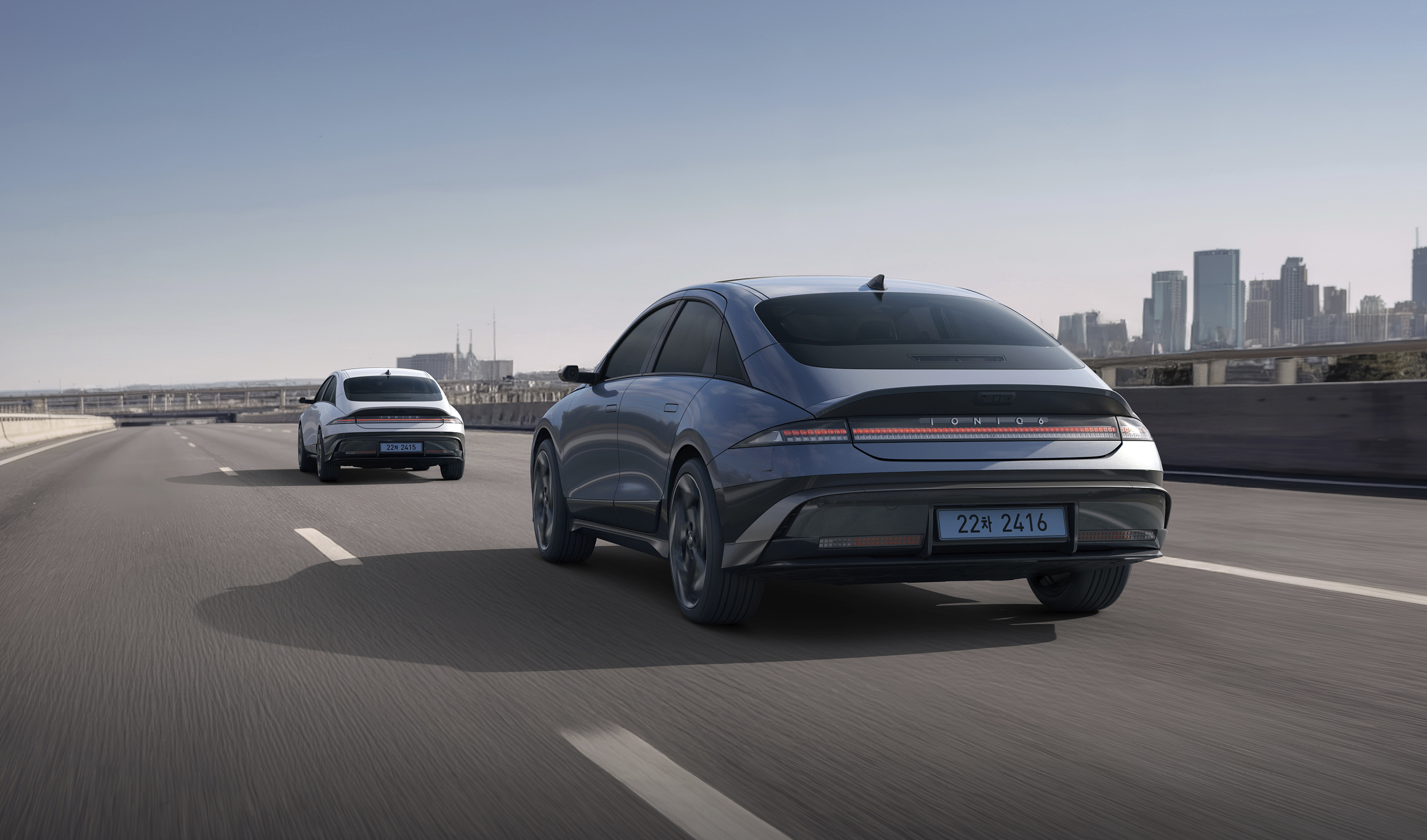 아이오닉 6 2대가 주행 중이다