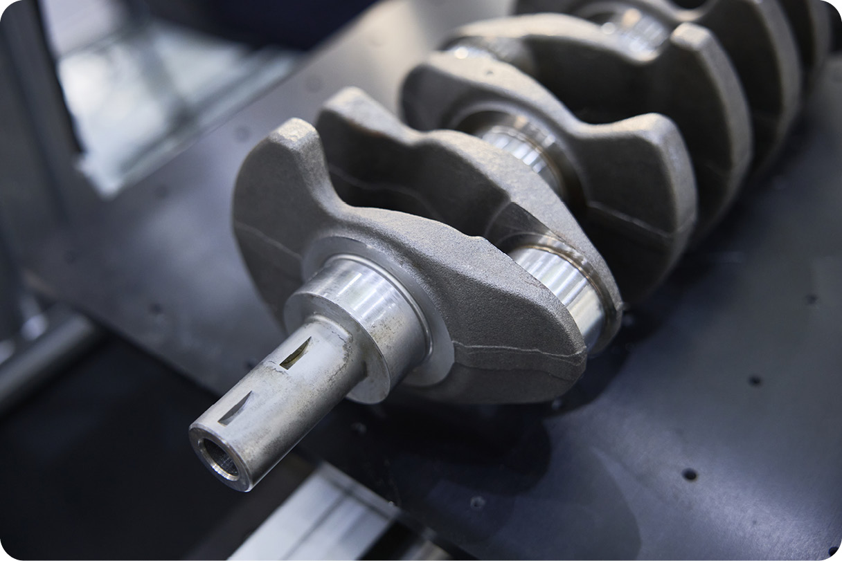 부품을 검사 중인 모습