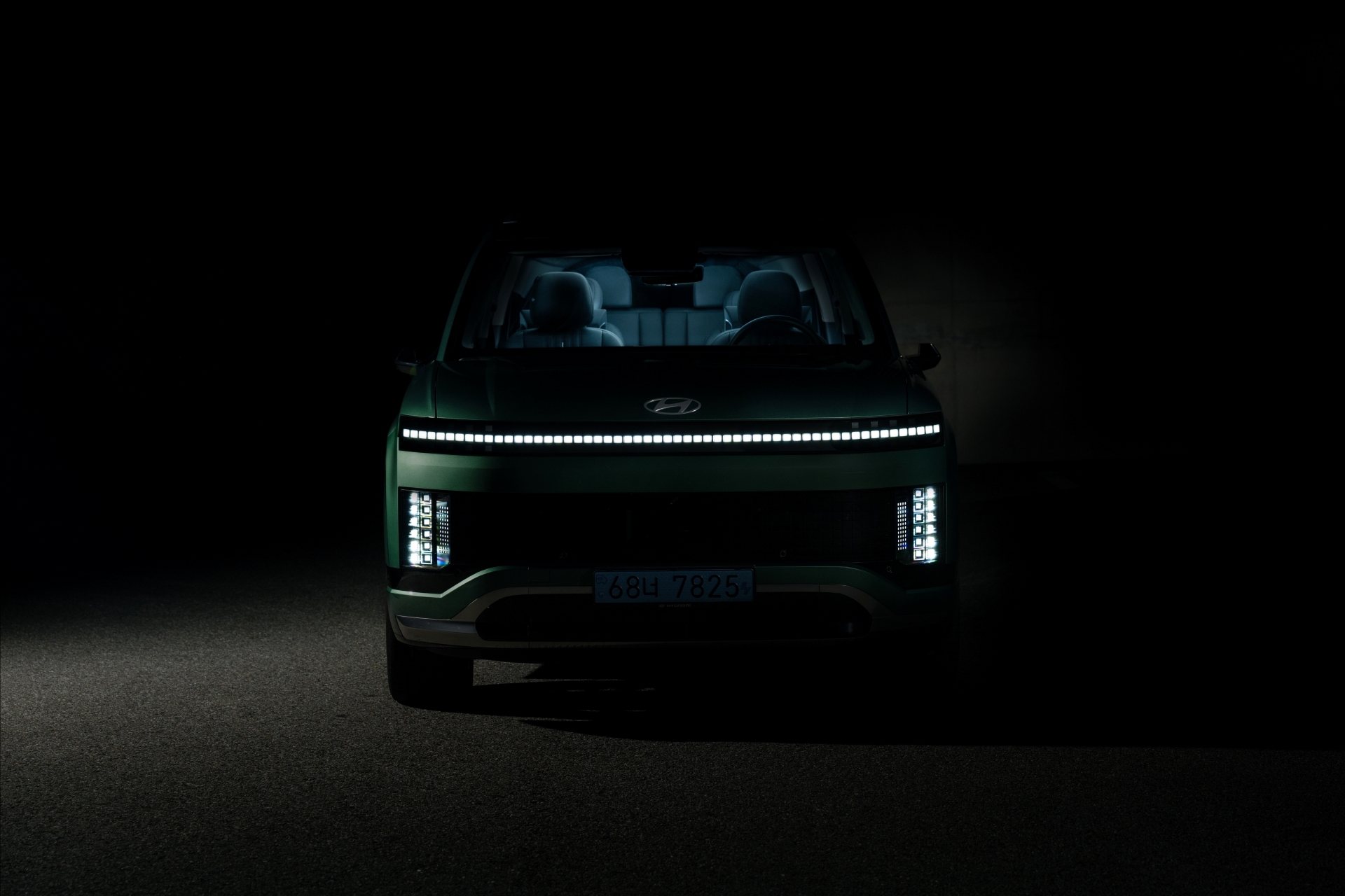 아이오닉 9만의 고요한 주행과 절제된 디테일 속에 담긴 깊이로 도심의 밤을 채우다._정면