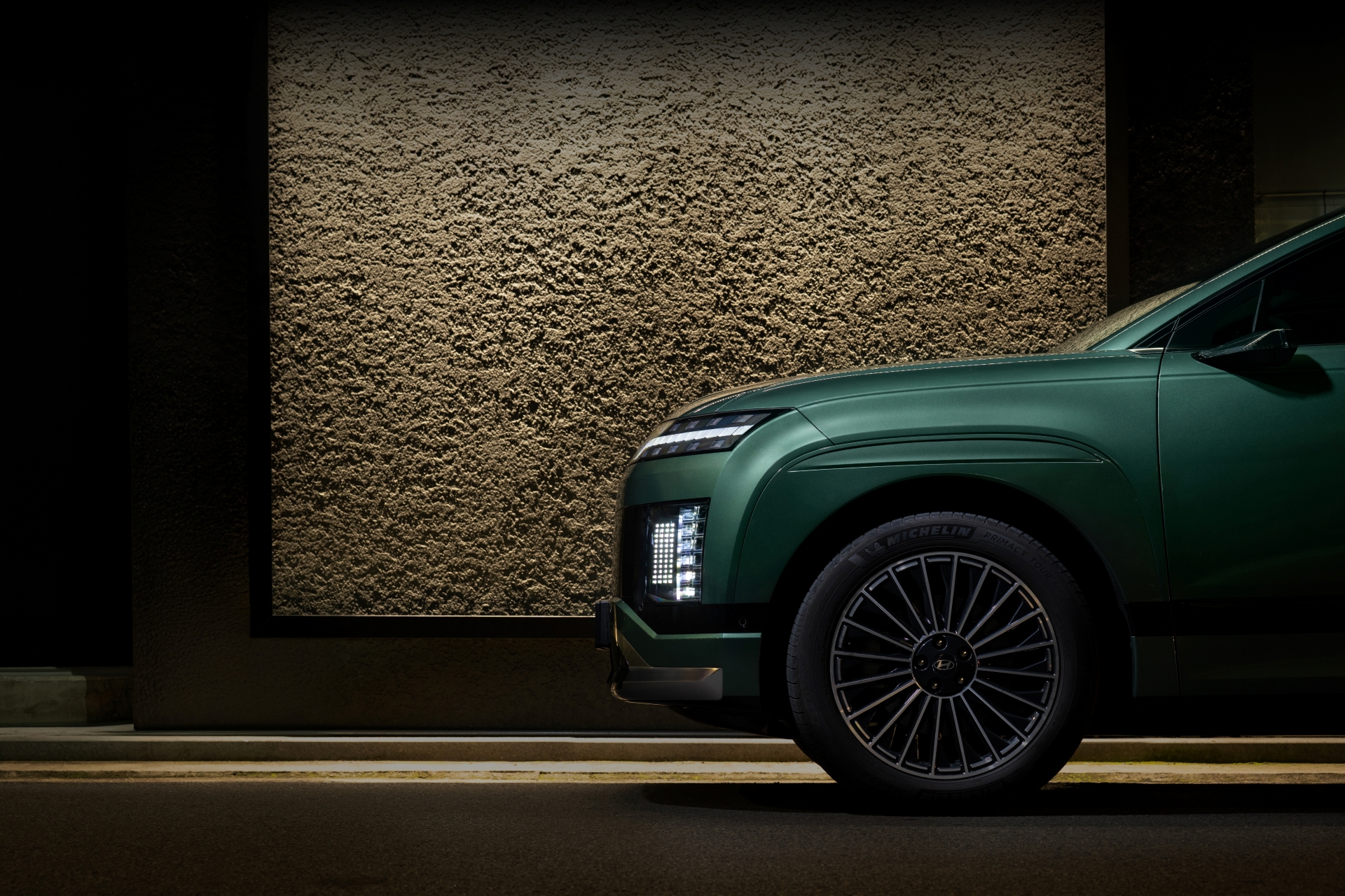 아이오닉 9만의 고요한 주행과 절제된 디테일 속에 담긴 깊이로 도심의 밤을 채우다._전면측부