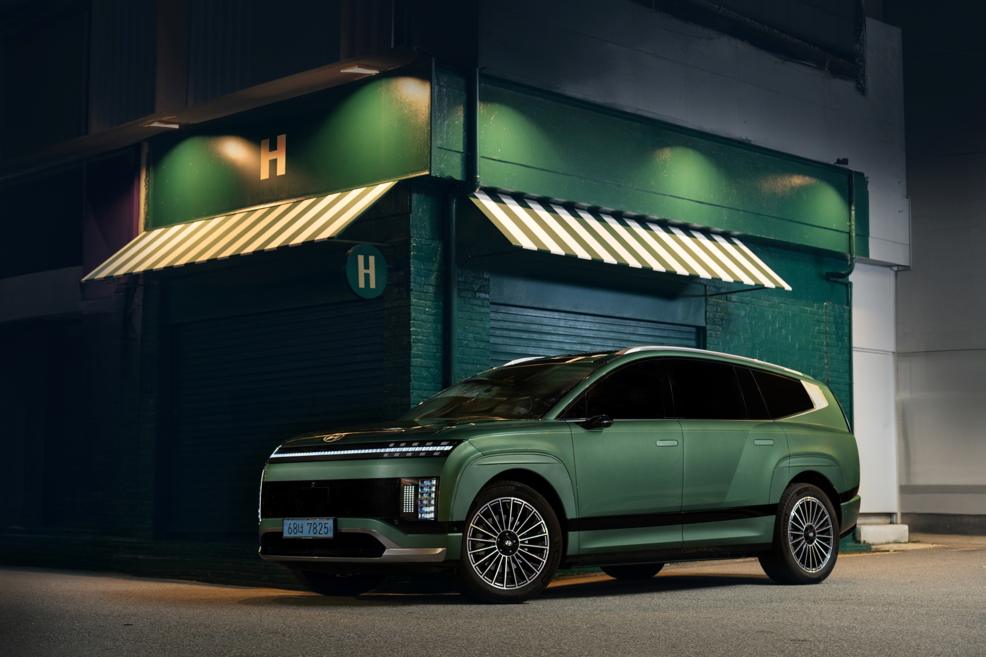 아이오닉 9만의 고요한 주행과 절제된 디테일 속에 담긴 깊이로 도심의 밤을 채우다._측면