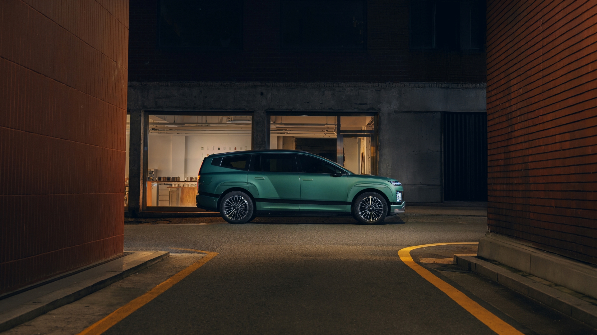 아이오닉 9만의 고요한 주행과 절제된 디테일 속에 담긴 깊이로 도심의 밤을 채우다._측면 줌아웃