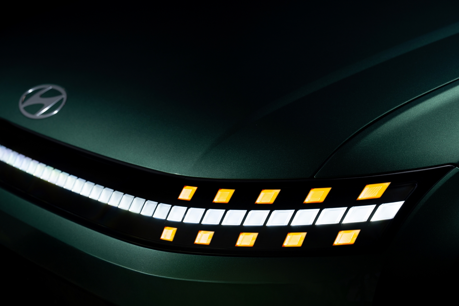 아이오닉 9만의 고요한 주행과 절제된 디테일 속에 담긴 깊이로 도심의 밤을 채우다.우측 헤드램프