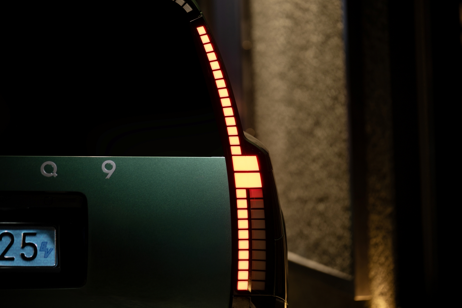 아이오닉 9만의 고요한 주행과 절제된 디테일 속에 담긴 깊이로 도심의 밤을 채우다._우측 백램프