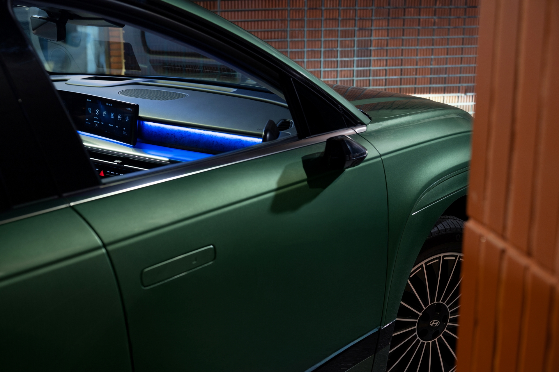 아이오닉 9만의 고요한 주행과 절제된 디테일 속에 담긴 깊이로 도심의 밤을 채우다._조수석 외관