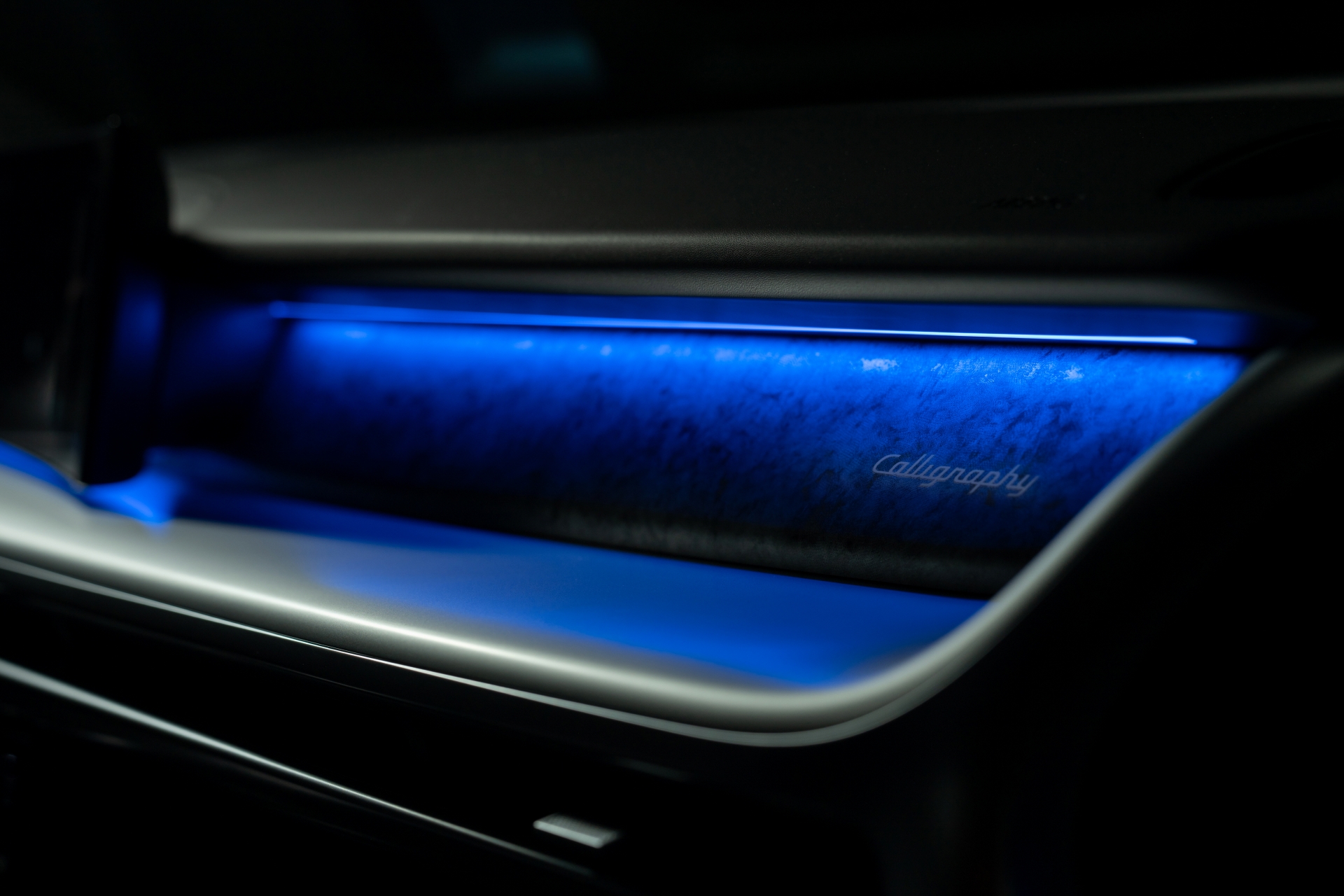 아이오닉 9만의 고요한 주행과 절제된 디테일 속에 담긴 깊이로 도심의 밤을 채우다._내부조명