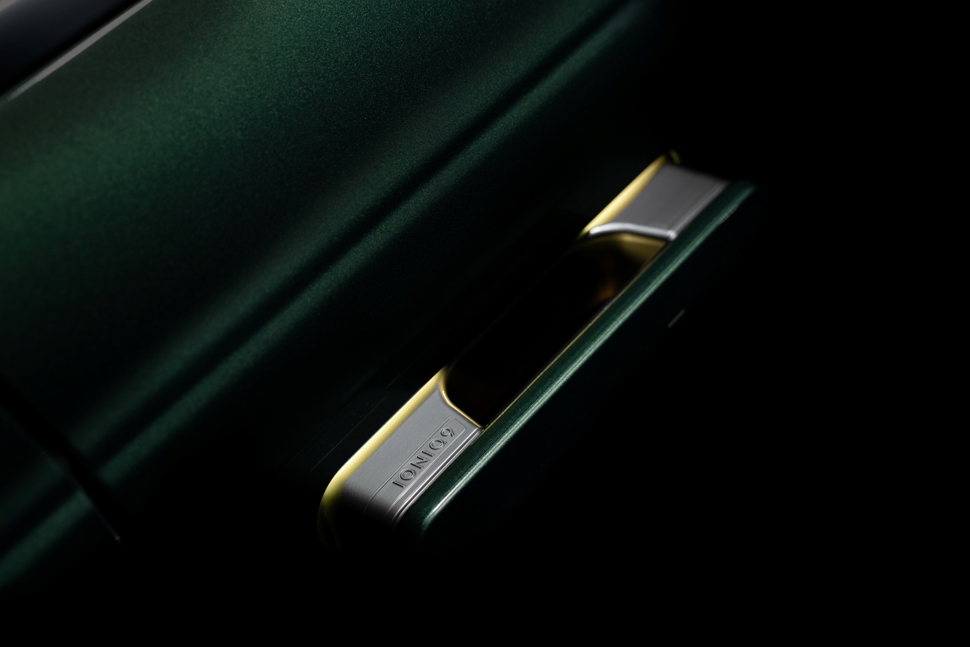 아이오닉 9만의 고요한 주행과 절제된 디테일 속에 담긴 깊이로 도심의 밤을 채우다._손잡이 디테일