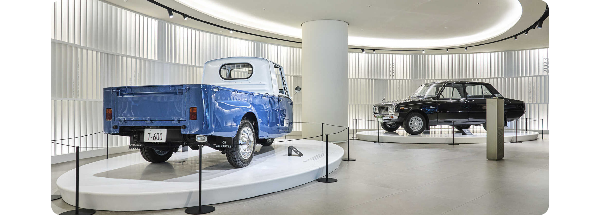 Kia Brisa and a three-wheeler