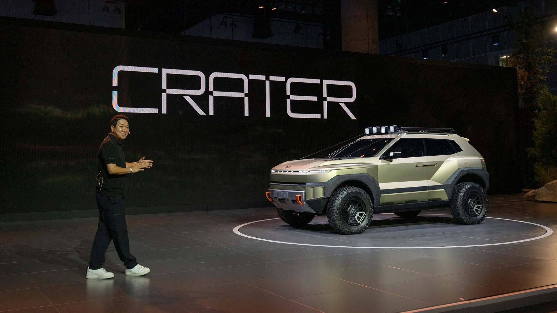 현대제네시스글로벌디자인담당 이상엽 부사장이 ‘크레이터’를 소개하는 모습