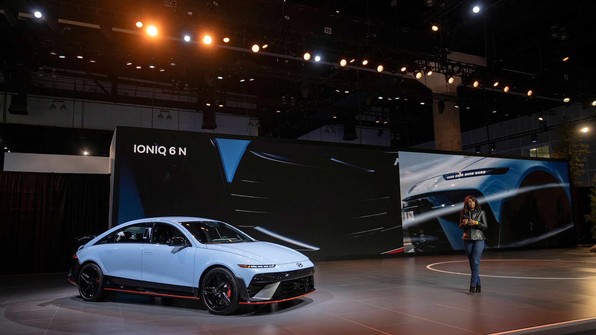 현대자동차 북미 제품 담당 임원 올라비시 보일(Olabisi Boyle)이 ‘아이오닉 6 N’을 소개하는 모습